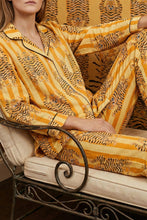 Charger l'image dans la galerie, Pyjama Tigresse jaune – Ensemble chemise et pantalon