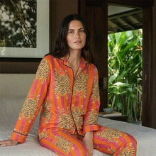 Charger l'image dans la galerie, Pyjama Tigresse rouge – Ensemble chemise et pantalon
