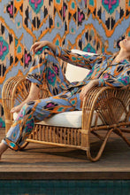 Charger l'image dans la galerie, Pyjama Ikat Bleu – Ensemble chemise et pantalon
