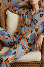 Charger l'image dans la galerie, Pyjama Ikat Bleu – Ensemble chemise et pantalon
